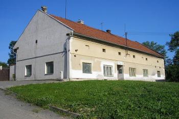 č.p. 8 na jehož zahradě tvrz stála (provozovna obchodní společnosti Weseco CZ spol.s.r.o.) ( © Ondřej Štěpánek 06/2006)