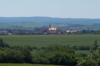 Kostelec na Hané - kostel sv. Jakuba Staršího - pohled na město ze svahu Velkého Kosíře (© Ivo Rozehnal, 06/2012)