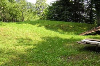 Severní hrana terénní sníženiny v jižní části jádra (© Jan P. Štěpánek 06/2006)