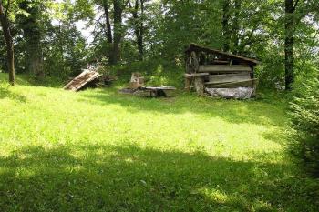 Pohled od západu do interiéru sníženiny v jižním cípu jádra (© Jan P. Štěpánek 06/2006)