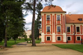 Palác princů - pohled do parku (© Petr Pospíšil, 08/2014)