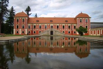 Palác princů - obnovená vodní nádrž (© Petr Pospíšil, 08/2014)