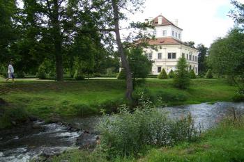 zámecký park - letohrádek (nyní galerie) (© Petr Pospíšil, 08/2014)