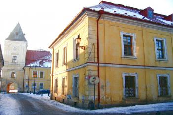 Ulice procházející zámeckým nádvořím ( © Pavel Vítek 01/2006)
