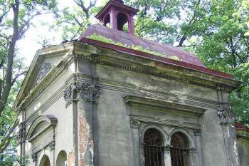 Čelní pohled na zdevastovanou rodovou hrobku (© Jan P. Štěpánek 06/2006)
