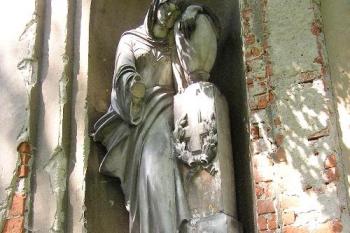 Detail jedné ze soch v průčelí hrobky (© Jan P. Štěpánek 06/2006)
