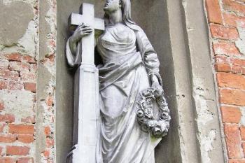 Detail jedné ze soch v průčelí hrobky (© Jan P. Štěpánek 06/2006)