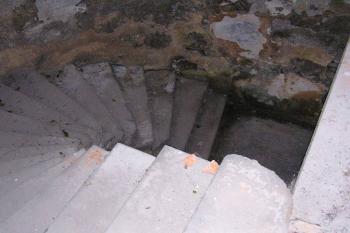 Odkryté schodiště do podzemní krypty (© Jan P. Štěpánek 06/2006)