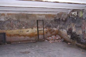Interiér vydrancované podzemní krypty (© Jan P. Štěpánek 06/2006)
