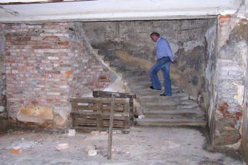 Vyústění schodiště do krypty (© Jan P. Štěpánek 06/2006)