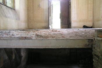Pohled částečně do interiéru krypty i hrobky samotné (© Jan P. Štěpánek 06/2006)