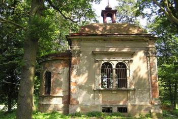 Celkový pohled na hrobku od západu (© Jan P. Štěpánek 06/2006)