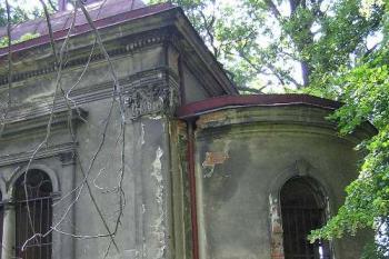 Půlkruhové ukončení hrobky (© Jan P. Štěpánek 06/2006)