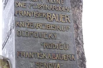 Detail stély s informací o zdejším slavném rodákovi (© Jan P. Štěpánek 06/2006)
