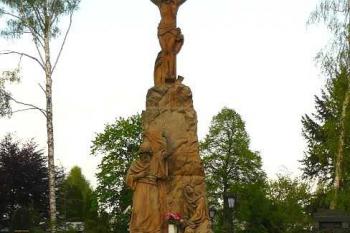 Kříž na městském hřbitově (© Michal Sluka, 05/2008)