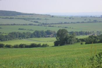 pohled na bývalou tvrz a ves a nynější mlýn Štulbach z vrchu Švédské šance ( © Ondřej Štěpánek 06/2006)