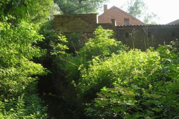 bývalý mlýn Štulbach a mlýnský náhon ( © Ondřej Štěpánek 08/2006)