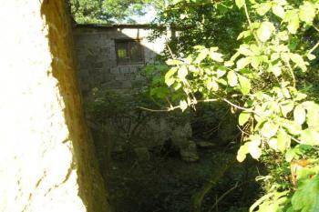 roh hlavní budovy mlýna a téměř vyschlý mlýnský náhon ( © Ondřej Štěpánek 08/2006)