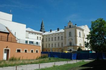 Zadní část divadla, které bylo přestavěno z kláštera ( © Aleš Marek 07/2006)