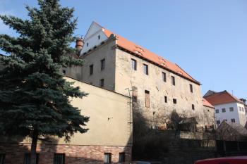 Hradní palác s novou střechou a štítem (od jihozápadu) ( © Ivan Grisa 03/2010)