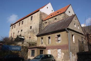 Hradní palác s novou střechou a štítem (od jihovýchodu) ( © Ivan Grisa 03/2010)