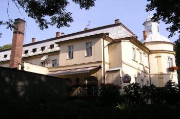 Pohled na zadní trakt zámku (© Jan P. Štěpánek 06/2006)