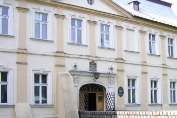 Pohled na vstup do zámku, který i dnes musí překonávat dochovaný příkop přes kamenný most (© Jan P. Štěpánek 06/2006)