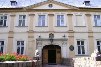 Vstup do zámku vede po kamenném mostě přes dochovaný příkop (© Jan P. Štěpánek 06/2006)
