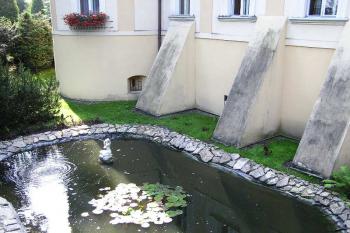 V bývalém hradním příkopu je dnes zřízeno malé jezírko (© Jan P. Štěpánek 06/2006)