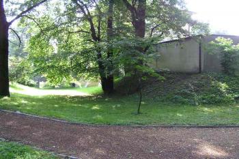 Pohled do bývalého hradního příkopu v čele zámku (© Jan P. Štěpánek 06/2006)