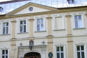 Čelní pohled na vstup do zámku (© Jan P. Štěpánek 06/2006)