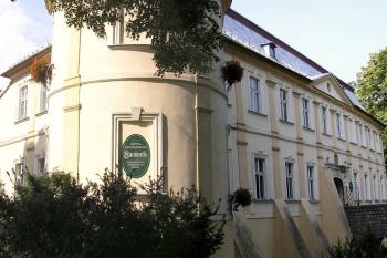 Panoramatický pohled na čelní frontu zámku (© Jan P. Štěpánek 06/2006)