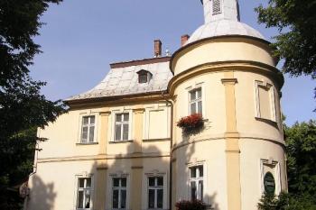 Jižní čelo zámku s okrouhlou věžicí v nároží (© Jan P. Štěpánek 06/2006)