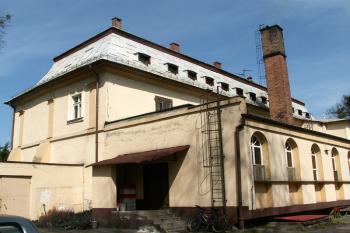 Zadní část zámku, která je značně upravena pro potřeby restaurace. ( © Miroslav BITTER 04/2007)