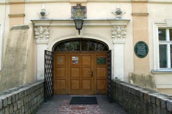 Portál vstupních dveří. ( © Miroslav BITTER 04/2007)