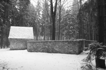Hřbitov z přístupové cesty ( © Ivan Grisa 12/2009)