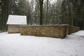 Hřbitov od přístupové cesty ( © Stanislav Šůna 12/2009)