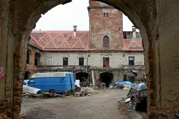 Vstupní brána - probíhající opravy nádvoří (© Daniela Fantová, 11/2012)