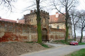 Vst. věž s hradbou, jež spojila vých.a záp. křídlo a uzavřela nádvoří (© D Dohňanský, 04/2014)