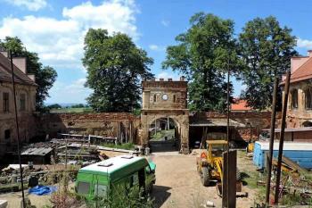 celkový pohled na nádvoří s branou (© Jan P. Štěpánek 06/2014)