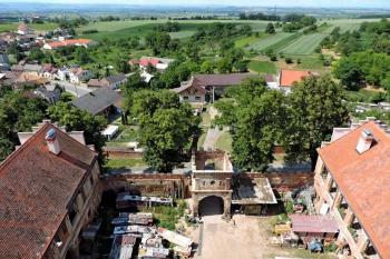 pohled na nádvoří z věže zámku (© Jan P. Štěpánek 06/2014)