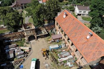 nádvoří zámku a severovýchodní křídlo (© Jan P. Štěpánek 06/2014)