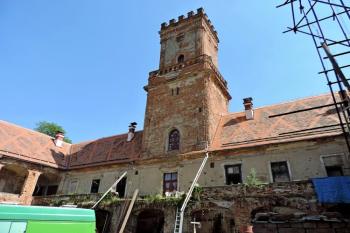 jižní trakt zámku s věží (© Jan P. Štěpánek 06/2014)