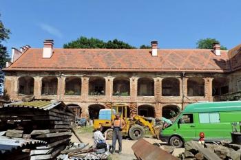 nádvorní průčelí severovýchodního křídla (© Jan P. Štěpánek 06/2014)