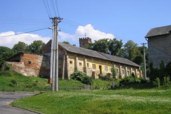 pohled na zámeckou hospodářskou budovu a zámeckou věž ( © Ondřej Štěpánek 07/2006)
