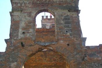 zdevastovaná vstupní brána do zámeckého areálu ( © Ondřej Štěpánek 07/2006)