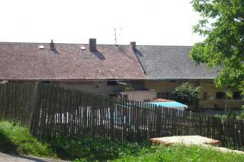 hospodářské budovy pod zámkem ( © Ondřej Štěpánek 07/2006)