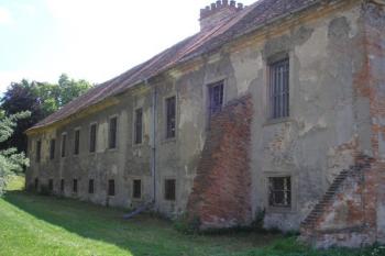 východní zámecké křídlo, které ve své hmotě snad ukrývá pozůstatky tvrze ( © Ondřej Štěpánek 07/2006)