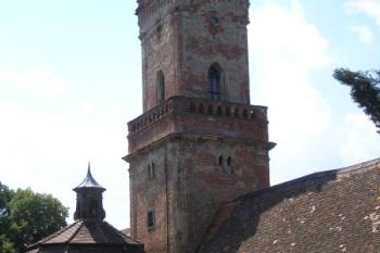 jížní zámecké křídlo s kaplí a odstupňovanou věží ( © Ondřej Štěpánek 07/2006)