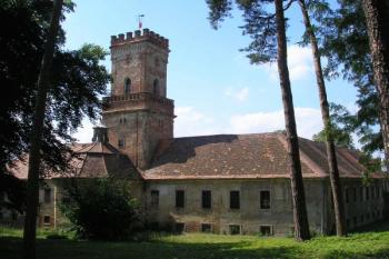 východní a jižní zámecké křídlo s kaplí a odstupňovanou věží ( © Ondřej Štěpánek 07/2006)